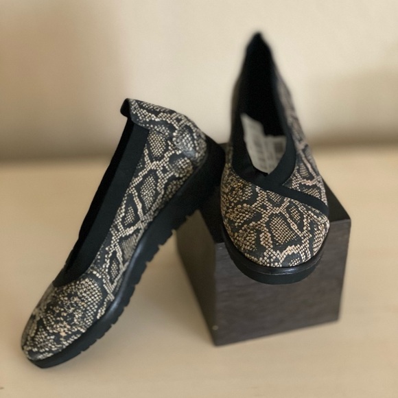 NWT Lamaze Black Flats Slip-on Leather Reptile Envelope Shoes 7.5 - Picture 10 of 10